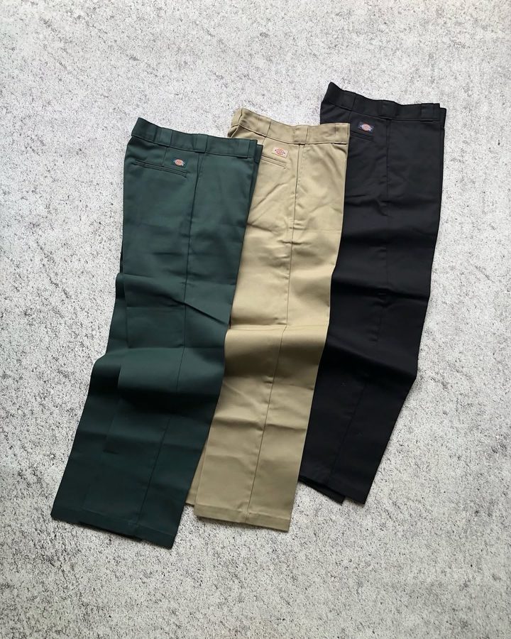 Модель в брюках Dickies 874