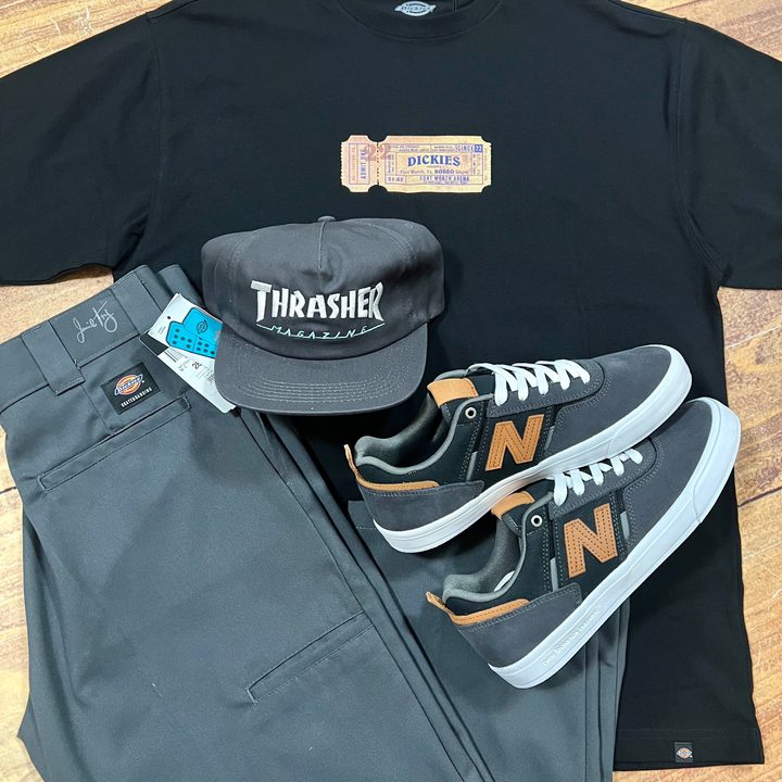 Подборка скейтовой одежды: футболка Dickies, штаны, кеды New Balance 306, кепка Thrasher