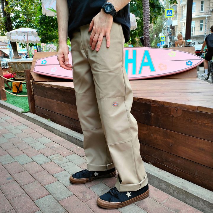 Деталь двойного колена на брюках Dickies