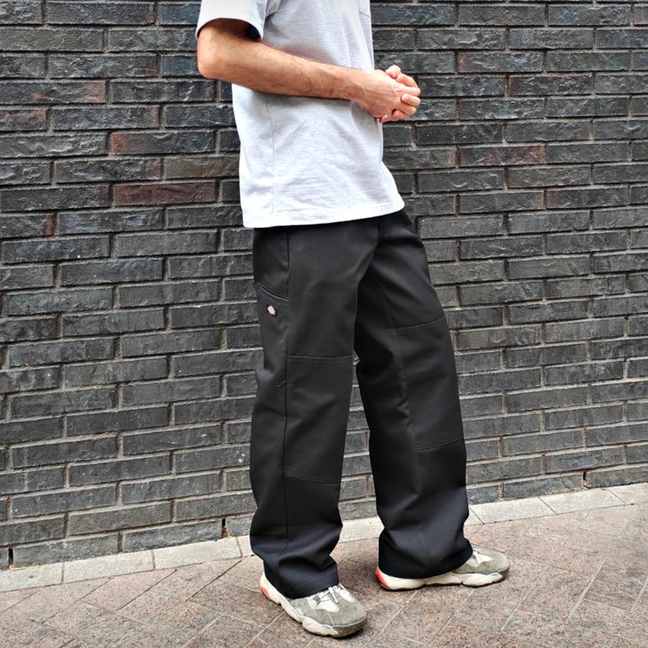 Брюки Dickies на модели, вид сбоку